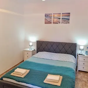Habitación en casa particular Newly Decorated Close To